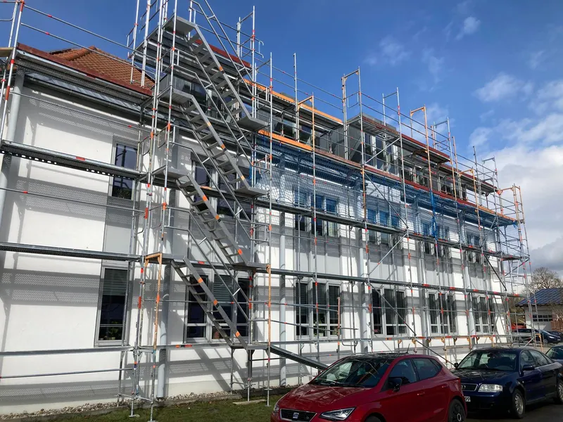 Aufbau eines Fassadengerüsts
