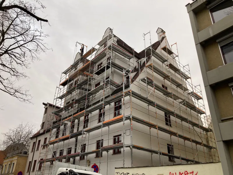 Gerüstbau an einer Gebäudeecke