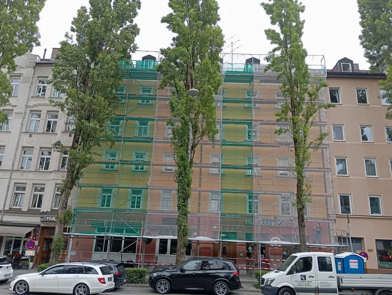 Großflächiges Gerüst an einem Gebäude